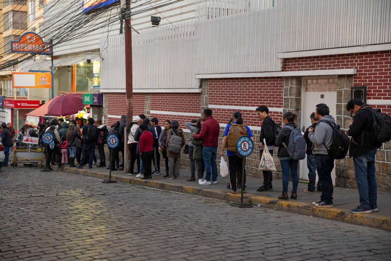 BOLIVIA-POLITICS/ People queue to buy essential goods at a supermarket during a coup attempt against the government of Bolivian President Luis Arce by military units led by General Juan Jose Zuniga, in La Paz, Bolivia June 26, 2024. REUTERS/Sara Aliaga