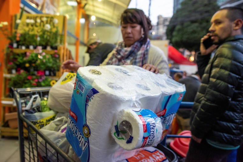 BOLIVIA-POLITICS/ People queue to buy essential goods at a supermarket during a coup attempt against the government of Bolivian President Luis Arce by military units led by General Juan Jose Zuniga, in La Paz, Bolivia June 26, 2024. REUTERS/Sara Aliaga