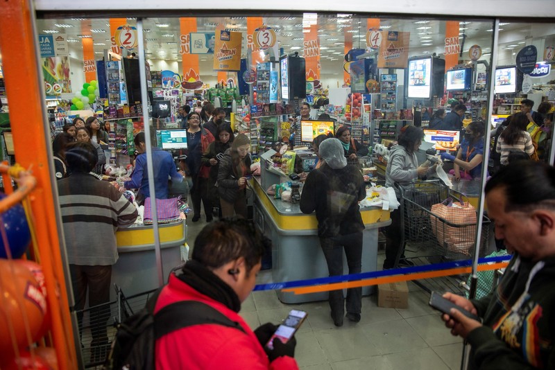 BOLIVIA-POLITICS/ People queue to buy essential goods at a supermarket during a coup attempt against the government of Bolivian President Luis Arce by military units led by General Juan Jose Zuniga, in La Paz, Bolivia June 26, 2024. REUTERS/Sara Aliaga