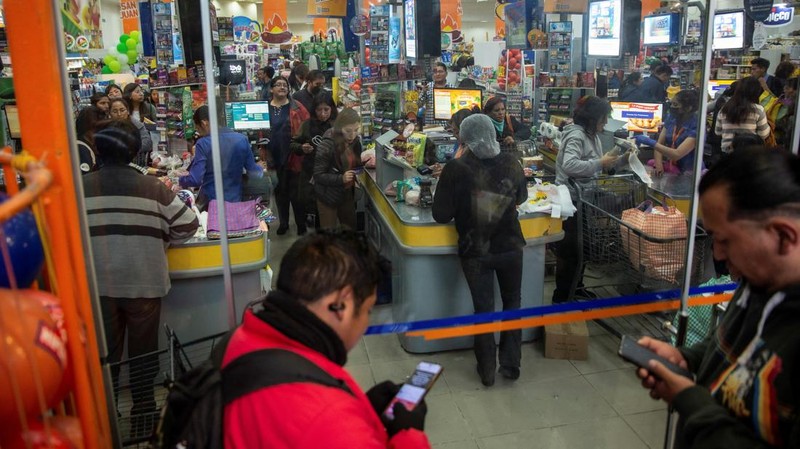 People queue to buy essential goods at a supermarket during a coup attempt against the government of Bolivian President Luis Arce by military units led by General Juan Jose Zuniga, in La Paz, Bolivia June 26, 2024. REUTERS/Sara Aliaga