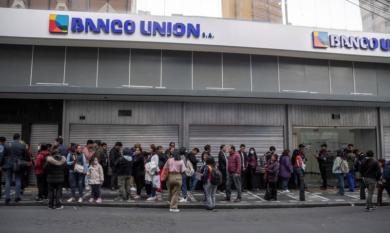 People queue to buy essential goods at a supermarket during a coup attempt against the government of Bolivian President Luis Arce by military units led by General Juan Jose Zuniga, in La Paz, Bolivia June 26, 2024. REUTERS/Sara Aliaga