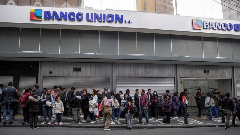 People queue to buy essential goods at a supermarket during a coup attempt against the government of Bolivian President Luis Arce by military units led by General Juan Jose Zuniga, in La Paz, Bolivia June 26, 2024. REUTERS/Sara Aliaga