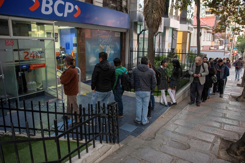 BOLIVIA-POLITICS/ People queue to buy essential goods at a supermarket during a coup attempt against the government of Bolivian President Luis Arce by military units led by General Juan Jose Zuniga, in La Paz, Bolivia June 26, 2024. REUTERS/Sara Aliaga