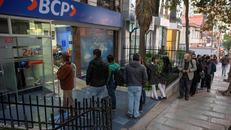 People queue to buy essential goods at a supermarket during a coup attempt against the government of Bolivian President Luis Arce by military units led by General Juan Jose Zuniga, in La Paz, Bolivia June 26, 2024. REUTERS/Sara Aliaga
