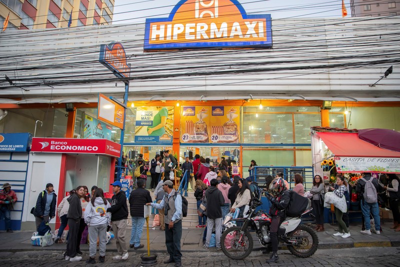 BOLIVIA-POLITICS/ People queue to buy essential goods at a supermarket during a coup attempt against the government of Bolivian President Luis Arce by military units led by General Juan Jose Zuniga, in La Paz, Bolivia June 26, 2024. REUTERS/Sara Aliaga