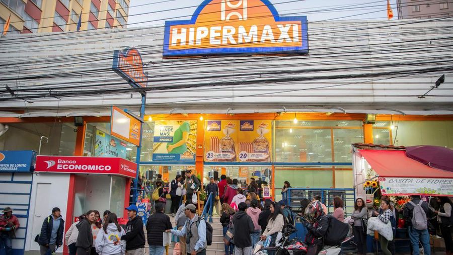 People queue to buy essential goods at a supermarket during a coup attempt against the government of Bolivian President Luis Arce by military units led by General Juan Jose Zuniga, in La Paz, Bolivia June 26, 2024. REUTERS/Sara Aliaga