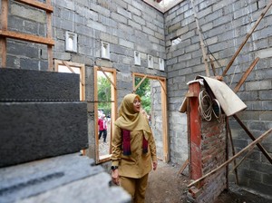 Cara Bupati Ipuk Tangani Kemiskinan di Banyuwangi dengan Bedah Rumah Warga