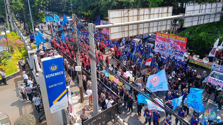 Buruh dari sejumlah serikat menggelar demonstrasi di depan Kantor Kementerian Keuangan, Jakarta Pusat, pada Kamis, (27/6/2024). Mereka menuntut pemerintah membatalkan program Tabungan Perumahan Rakyat (Tapera). (CNBC Indonesia/Rosseno Aji))