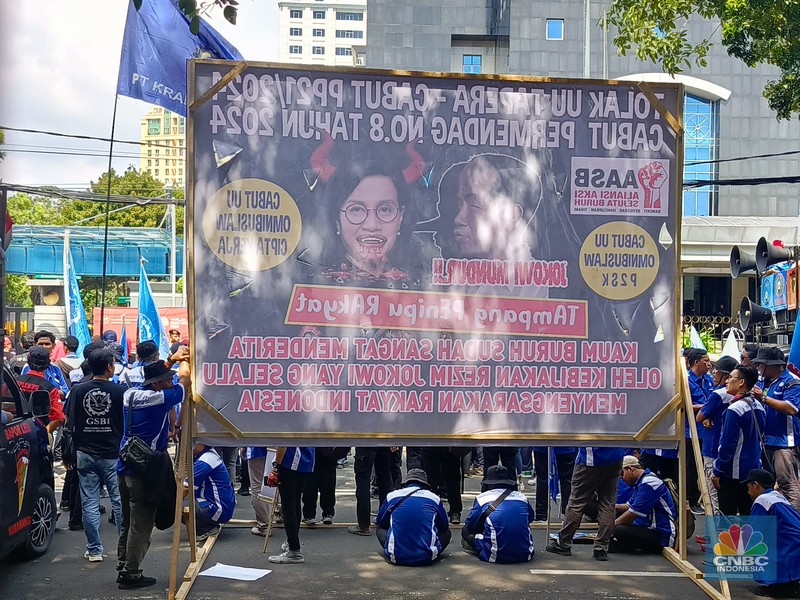 Buruh dari sejumlah serikat menggelar demonstrasi di depan Kantor Kementerian Keuangan, Jakarta Pusat, pada Kamis, (27/6/2024). Mereka menuntut pemerintah membatalkan program Tabungan Perumahan Rakyat (Tapera). (CNBC Indonesia/Rosseno Aji))
