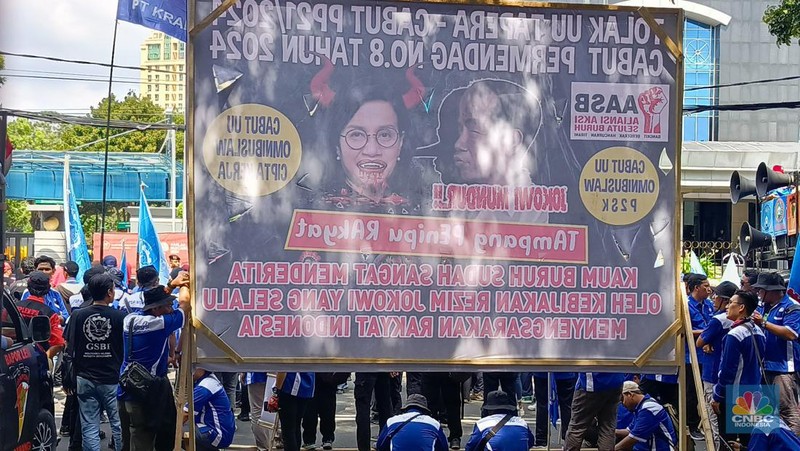 Buruh dari sejumlah serikat menggelar demonstrasi di depan Kantor Kementerian Keuangan, Jakarta Pusat, pada Kamis, (27/6/2024). Mereka menuntut pemerintah membatalkan program Tabungan Perumahan Rakyat (Tapera). (CNBC Indonesia/Rosseno Aji))