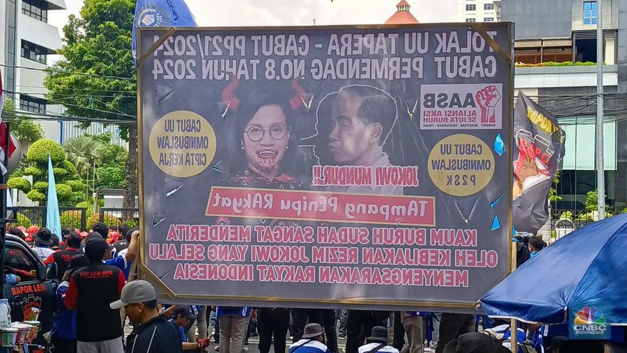Buruh dari sejumlah serikat menggelar demonstrasi di depan Kantor Kementerian Keuangan, Jakarta Pusat, pada Kamis, (27/6/2024). Mereka menuntut pemerintah membatalkan program Tabungan Perumahan Rakyat (Tapera). (CNBC Indonesia/Rosseno Aji))