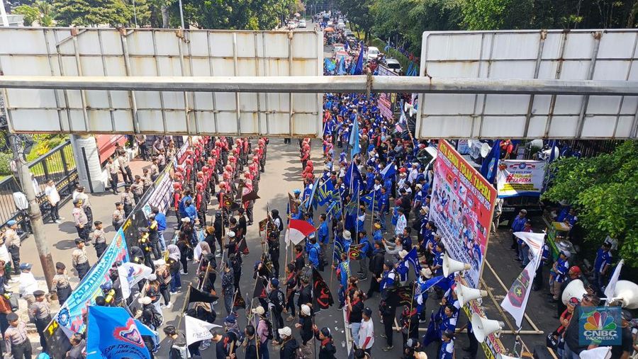 Buruh dari sejumlah serikat menggelar demonstrasi di depan Kantor Kementerian Keuangan, Jakarta Pusat, pada Kamis, (27/6/2024). Mereka menuntut pemerintah membatalkan program Tabungan Perumahan Rakyat (Tapera). (CNBC Indonesia/Rosseno Aji))