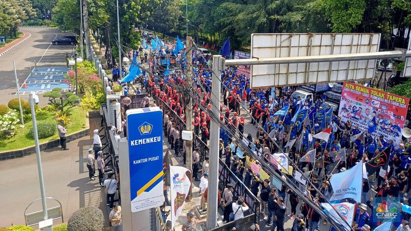 Buruh dari sejumlah serikat menggelar demonstrasi di depan Kantor Kementerian Keuangan, Jakarta Pusat, pada Kamis, (27/6/2024). Mereka menuntut pemerintah membatalkan program Tabungan Perumahan Rakyat (Tapera). (CNBC Indonesia/Rosseno Aji))