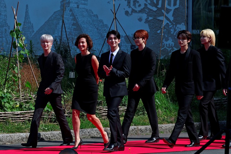 Direktur Jenderal UNESCO Audrey Azoulay dan anggota boy band Korea Selatan SEVENTEEN berpose tiba untuk menghadiri sesi pemotretan sebelum upacara pencalonan mereka sebagai Duta Besar Pemuda di kantor pusat UNESCO di Paris, Prancis, 26 Juni 2024. Direktur Jenderal UNESCO Audrey Azoulay dan anggota boy band Korea Selatan SEVENTEEN berpose tiba untuk menghadiri sesi pemotretan sebelum upacara pencalonan mereka sebagai Duta Besar Pemuda di kantor pusat UNESCO di Paris, Prancis, 26 Juni 2024. (REUTERS/Gonzalo Fuentes)