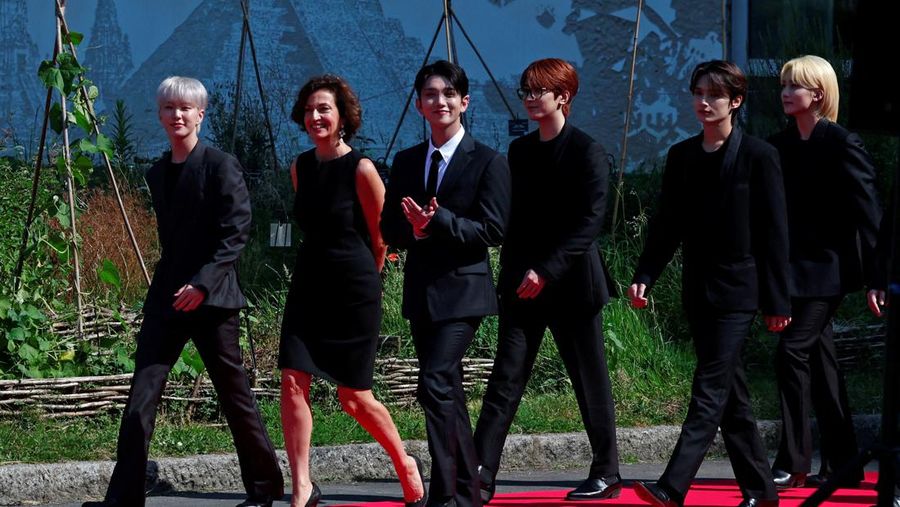 Direktur Jenderal UNESCO Audrey Azoulay dan anggota boy band Korea Selatan SEVENTEEN berpose tiba untuk menghadiri sesi pemotretan sebelum upacara pencalonan mereka sebagai Duta Besar Pemuda di kantor pusat UNESCO di Paris, Prancis, 26 Juni 2024. (REUTERS/Gonzalo Fuentes)