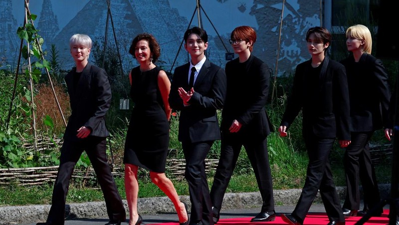 Direktur Jenderal UNESCO Audrey Azoulay dan anggota boy band Korea Selatan SEVENTEEN berpose tiba untuk menghadiri sesi pemotretan sebelum upacara pencalonan mereka sebagai Duta Besar Pemuda di kantor pusat UNESCO di Paris, Prancis, 26 Juni 2024. (REUTERS/Gonzalo Fuentes)