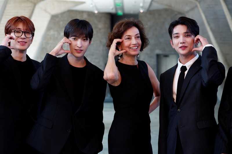 Direktur Jenderal UNESCO Audrey Azoulay dan anggota boy band Korea Selatan SEVENTEEN berpose tiba untuk menghadiri sesi pemotretan sebelum upacara pencalonan mereka sebagai Duta Besar Pemuda di kantor pusat UNESCO di Paris, Prancis, 26 Juni 2024. Direktur Jenderal UNESCO Audrey Azoulay dan anggota boy band Korea Selatan SEVENTEEN berpose tiba untuk menghadiri sesi pemotretan sebelum upacara pencalonan mereka sebagai Duta Besar Pemuda di kantor pusat UNESCO di Paris, Prancis, 26 Juni 2024. (REUTERS/Gonzalo Fuentes)