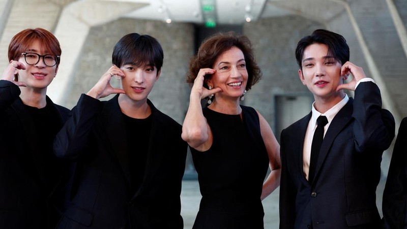 Direktur Jenderal UNESCO Audrey Azoulay dan anggota boy band Korea Selatan SEVENTEEN berpose tiba untuk menghadiri sesi pemotretan sebelum upacara pencalonan mereka sebagai Duta Besar Pemuda di kantor pusat UNESCO di Paris, Prancis, 26 Juni 2024. (REUTERS/Gonzalo Fuentes)