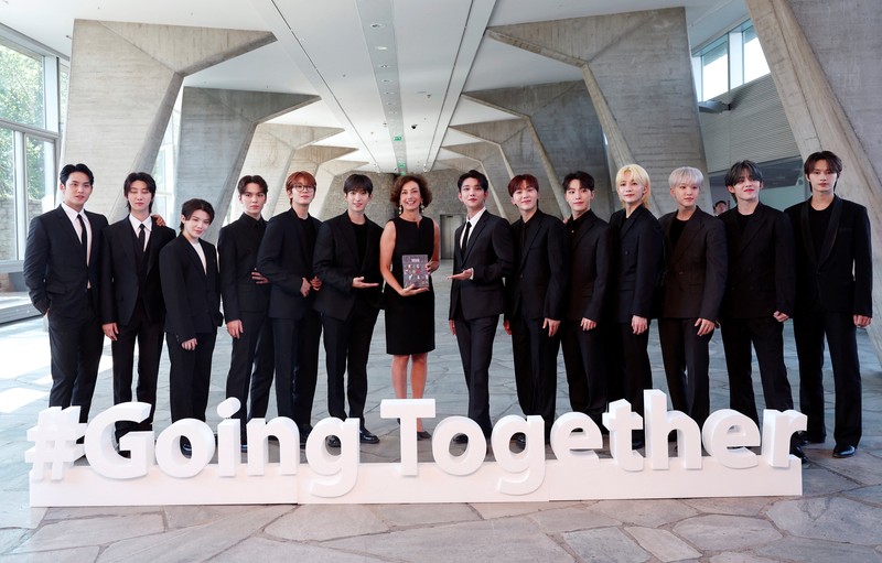 Direktur Jenderal UNESCO Audrey Azoulay dan anggota boy band Korea Selatan SEVENTEEN berpose tiba untuk menghadiri sesi pemotretan sebelum upacara pencalonan mereka sebagai Duta Besar Pemuda di kantor pusat UNESCO di Paris, Prancis, 26 Juni 2024. Direktur Jenderal UNESCO Audrey Azoulay dan anggota boy band Korea Selatan SEVENTEEN berpose tiba untuk menghadiri sesi pemotretan sebelum upacara pencalonan mereka sebagai Duta Besar Pemuda di kantor pusat UNESCO di Paris, Prancis, 26 Juni 2024. (REUTERS/Gonzalo Fuentes)