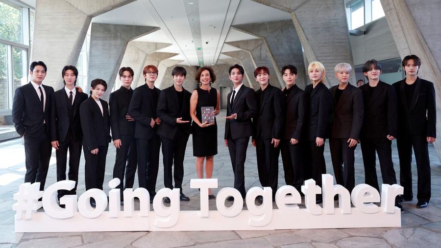 Direktur Jenderal UNESCO Audrey Azoulay dan anggota boy band Korea Selatan SEVENTEEN berpose tiba untuk menghadiri sesi pemotretan sebelum upacara pencalonan mereka sebagai Duta Besar Pemuda di kantor pusat UNESCO di Paris, Prancis, 26 Juni 2024. (REUTERS/Gonzalo Fuentes)