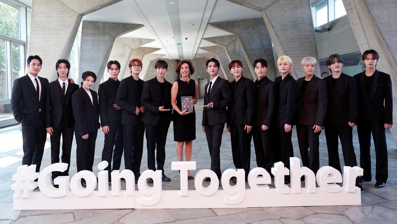 Direktur Jenderal UNESCO Audrey Azoulay dan anggota boy band Korea Selatan SEVENTEEN berpose tiba untuk menghadiri sesi pemotretan sebelum upacara pencalonan mereka sebagai Duta Besar Pemuda di kantor pusat UNESCO di Paris, Prancis, 26 Juni 2024. (REUTERS/Gonzalo Fuentes)