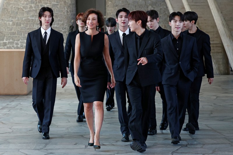 Direktur Jenderal UNESCO Audrey Azoulay dan anggota boy band Korea Selatan SEVENTEEN berpose tiba untuk menghadiri sesi pemotretan sebelum upacara pencalonan mereka sebagai Duta Besar Pemuda di kantor pusat UNESCO di Paris, Prancis, 26 Juni 2024. Direktur Jenderal UNESCO Audrey Azoulay dan anggota boy band Korea Selatan SEVENTEEN berpose tiba untuk menghadiri sesi pemotretan sebelum upacara pencalonan mereka sebagai Duta Besar Pemuda di kantor pusat UNESCO di Paris, Prancis, 26 Juni 2024. (REUTERS/Gonzalo Fuentes)
