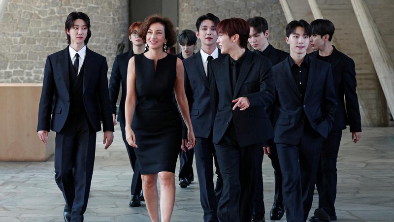 Direktur Jenderal UNESCO Audrey Azoulay dan anggota boy band Korea Selatan SEVENTEEN berpose tiba untuk menghadiri sesi pemotretan sebelum upacara pencalonan mereka sebagai Duta Besar Pemuda di kantor pusat UNESCO di Paris, Prancis, 26 Juni 2024. (REUTERS/Gonzalo Fuentes)