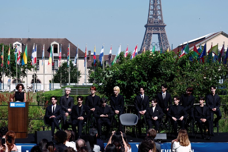 Direktur Jenderal UNESCO Audrey Azoulay dan anggota boy band Korea Selatan SEVENTEEN berpose tiba untuk menghadiri sesi pemotretan sebelum upacara pencalonan mereka sebagai Duta Besar Pemuda di kantor pusat UNESCO di Paris, Prancis, 26 Juni 2024. (REUTERS/Gonzalo Fuentes)