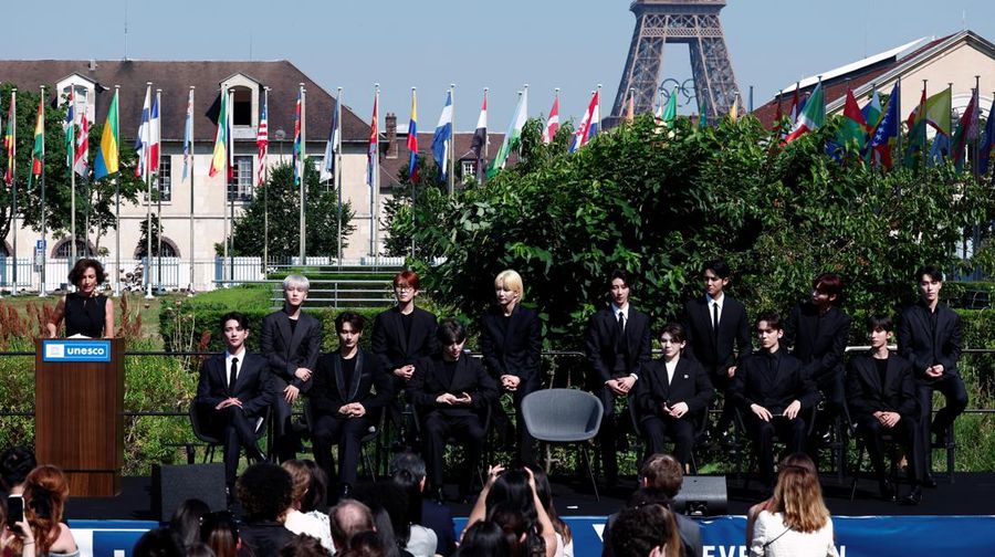 Direktur Jenderal UNESCO Audrey Azoulay dan anggota boy band Korea Selatan SEVENTEEN berpose tiba untuk menghadiri sesi pemotretan sebelum upacara pencalonan mereka sebagai Duta Besar Pemuda di kantor pusat UNESCO di Paris, Prancis, 26 Juni 2024. (REUTERS/Gonzalo Fuentes)