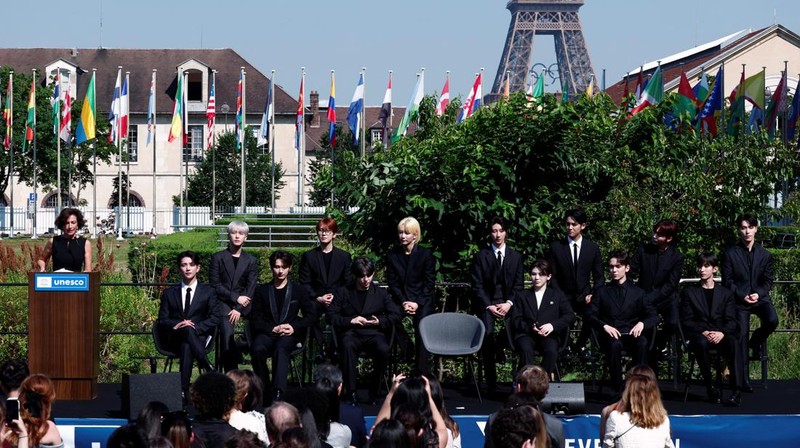 Direktur Jenderal UNESCO Audrey Azoulay dan anggota boy band Korea Selatan SEVENTEEN berpose tiba untuk menghadiri sesi pemotretan sebelum upacara pencalonan mereka sebagai Duta Besar Pemuda di kantor pusat UNESCO di Paris, Prancis, 26 Juni 2024. (REUTERS/Gonzalo Fuentes)