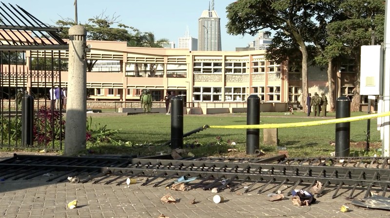 Gedung parlemen Kenya mengalami kerusakan usai diserbu warga yang menolak akan RUU Kenaikan Pajak. (Tangkapan Layar Video Reuters/)