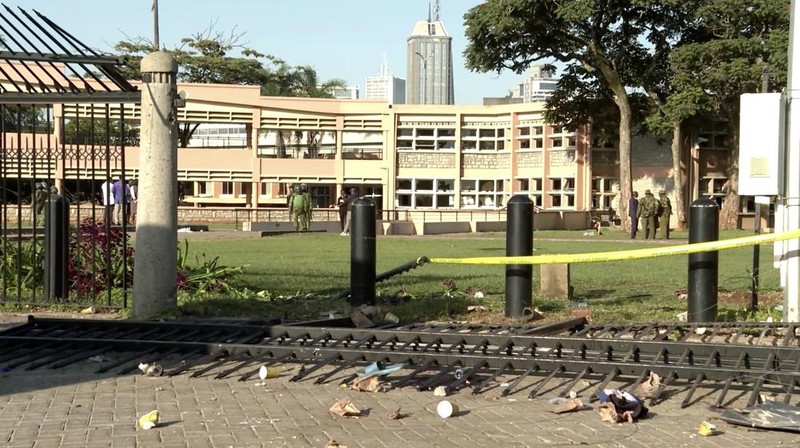 Gedung parlemen Kenya mengalami kerusakan usai diserbu warga yang menolak akan RUU Kenaikan Pajak. (Tangkapan Layar Video Reuters/)
