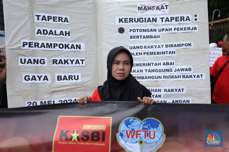 Gerakan Buruh Bersama Rakyat (Gebrak) menggelar aksi unjuk rasa demo tolak Tabungan Perumahan Rakyat (Tapera) di depan Bank Indonesia (BI) dan longmarch ke kawasan Patung Kuda, Jakarta Pusat, Kamis (27/6/2024). Gerakan Buruh Bersama Rakyat (Gebrak) menggelar aksi unjuk rasa demo tolak Tabungan Perumahan Rakyat (Tapera) di depan Bank Indonesia (BI) dan longmarch ke kawasan Patung Kuda, Jakarta Pusat, Kamis (27/6/2024). (CNBC Indonesia/Tri Susilo)