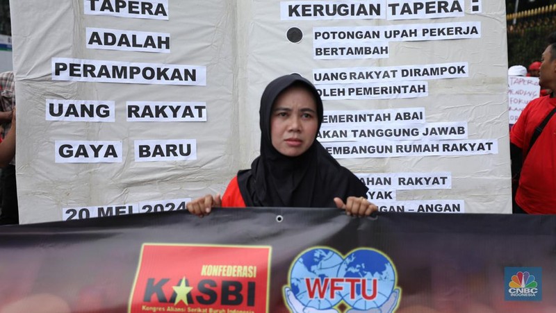 Gerakan Buruh Bersama Rakyat (Gebrak) menggelar aksi unjuk rasa demo tolak Tabungan Perumahan Rakyat (Tapera) di depan Bank Indonesia (BI) dan longmarch ke kawasan Patung Kuda, Jakarta Pusat, Kamis (27/6/2024). (CNBC Indonesia/Tri Susilo)