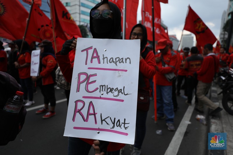 Massa buruh memadati kawasan Patung Kuda, Jakarta Pusat, untuk menggelar demonstrasi menolak kebijakan Tabungan Perumahan Rakyat (Tapera), Kamis (27/6/2024). (CNBC Indonesia/Tri Susilo)