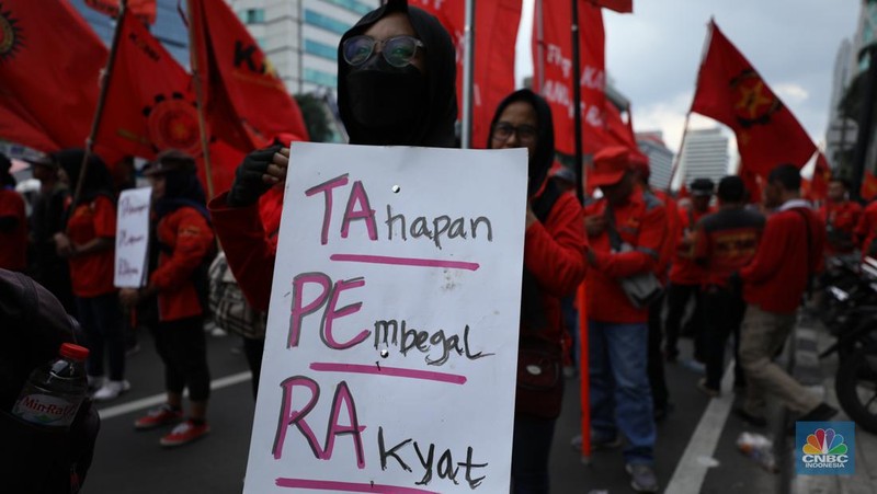 Massa buruh memadati kawasan Patung Kuda, Jakarta Pusat, untuk menggelar demonstrasi menolak kebijakan Tabungan Perumahan Rakyat (Tapera), Kamis (27/6/2024). (CNBC Indonesia/Tri Susilo)