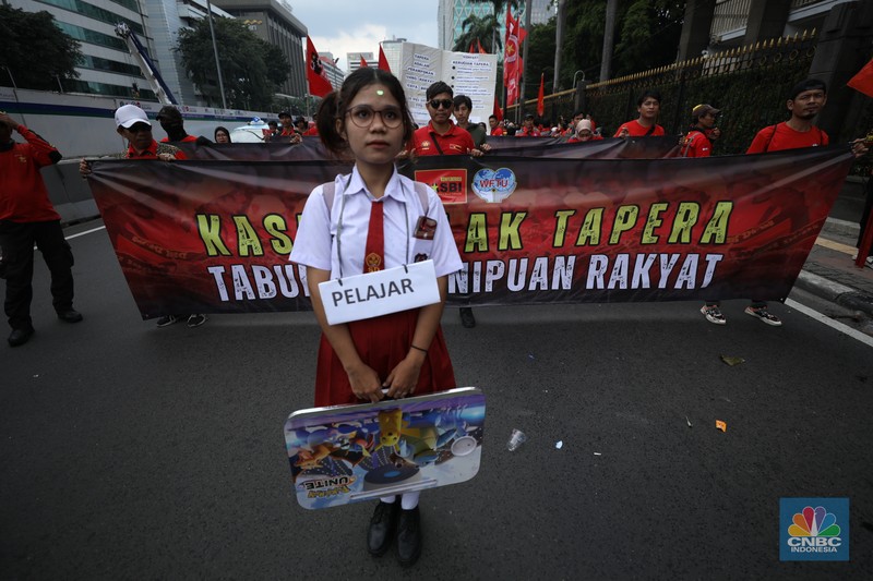 Gerakan Buruh Bersama Rakyat (Gebrak) menggelar aksi unjuk rasa demo tolak Tabungan Perumahan Rakyat (Tapera) di depan Bank Indonesia (BI) dan longmarch ke kawasan Patung Kuda, Jakarta Pusat, Kamis (27/6/2024). (CNBC Indonesia/Tri Susilo)