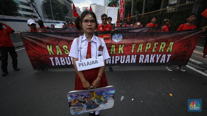 Gerakan Buruh Bersama Rakyat (Gebrak) menggelar aksi unjuk rasa demo tolak Tabungan Perumahan Rakyat (Tapera) di depan Bank Indonesia (BI) dan longmarch ke kawasan Patung Kuda, Jakarta Pusat, Kamis (27/6/2024). (CNBC Indonesia/Tri Susilo)