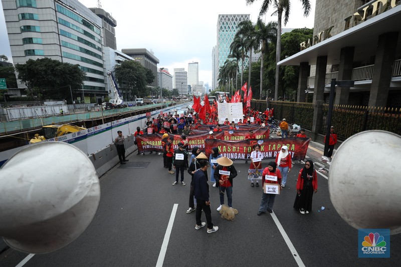 Gerakan Buruh Bersama Rakyat (Gebrak) menggelar aksi unjuk rasa demo tolak Tabungan Perumahan Rakyat (Tapera) di depan Bank Indonesia (BI) dan longmarch ke kawasan Patung Kuda, Jakarta Pusat, Kamis (27/6/2024). Gerakan Buruh Bersama Rakyat (Gebrak) menggelar aksi unjuk rasa demo tolak Tabungan Perumahan Rakyat (Tapera) di depan Bank Indonesia (BI) dan longmarch ke kawasan Patung Kuda, Jakarta Pusat, Kamis (27/6/2024). (CNBC Indonesia/Tri Susilo)