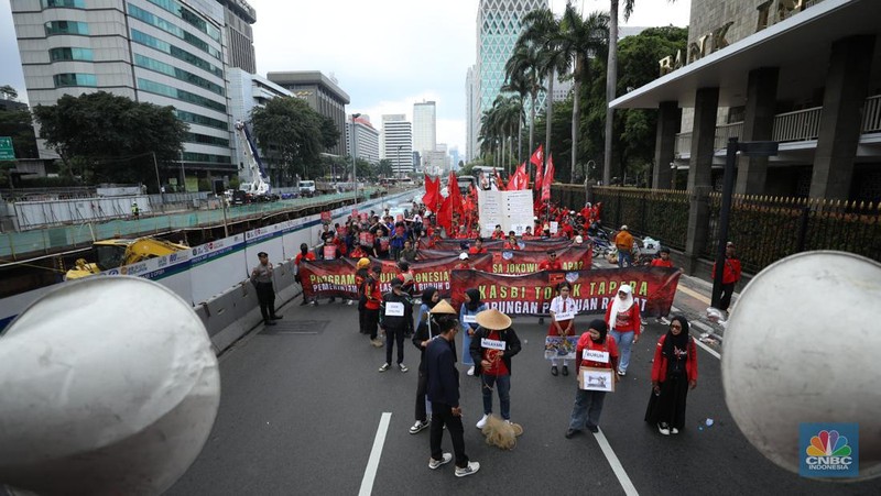 Gerakan Buruh Bersama Rakyat (Gebrak) menggelar aksi unjuk rasa demo tolak Tabungan Perumahan Rakyat (Tapera) di depan Bank Indonesia (BI) dan longmarch ke kawasan Patung Kuda, Jakarta Pusat, Kamis (27/6/2024). (CNBC Indonesia/Tri Susilo)
