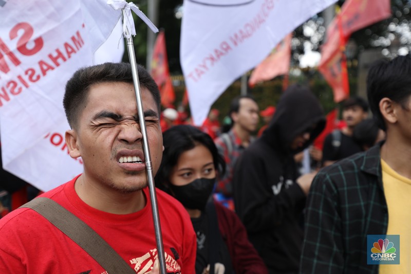Gerakan Buruh Bersama Rakyat (Gebrak) menggelar aksi unjuk rasa demo tolak Tabungan Perumahan Rakyat (Tapera) di depan Bank Indonesia (BI) dan longmarch ke kawasan Patung Kuda, Jakarta Pusat, Kamis (27/6/2024). Gerakan Buruh Bersama Rakyat (Gebrak) menggelar aksi unjuk rasa demo tolak Tabungan Perumahan Rakyat (Tapera) di depan Bank Indonesia (BI) dan longmarch ke kawasan Patung Kuda, Jakarta Pusat, Kamis (27/6/2024). (CNBC Indonesia/Tri Susilo)