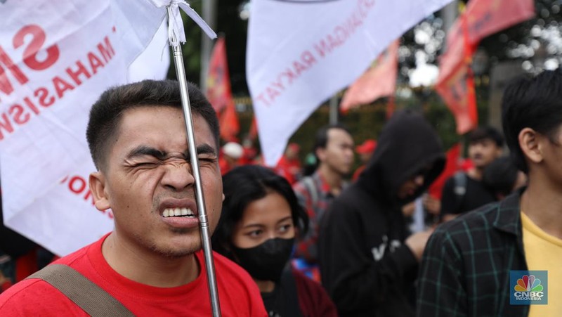 Gerakan Buruh Bersama Rakyat (Gebrak) menggelar aksi unjuk rasa demo tolak Tabungan Perumahan Rakyat (Tapera) di depan Bank Indonesia (BI) dan longmarch ke kawasan Patung Kuda, Jakarta Pusat, Kamis (27/6/2024). (CNBC Indonesia/Tri Susilo)