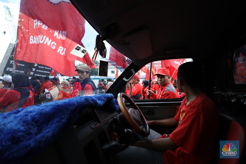 Gerakan Buruh Bersama Rakyat (Gebrak) menggelar aksi unjuk rasa demo tolak Tabungan Perumahan Rakyat (Tapera) di depan Bank Indonesia (BI) dan longmarch ke kawasan Patung Kuda, Jakarta Pusat, Kamis (27/6/2024). Gerakan Buruh Bersama Rakyat (Gebrak) menggelar aksi unjuk rasa demo tolak Tabungan Perumahan Rakyat (Tapera) di depan Bank Indonesia (BI) dan longmarch ke kawasan Patung Kuda, Jakarta Pusat, Kamis (27/6/2024). (CNBC Indonesia/Tri Susilo)