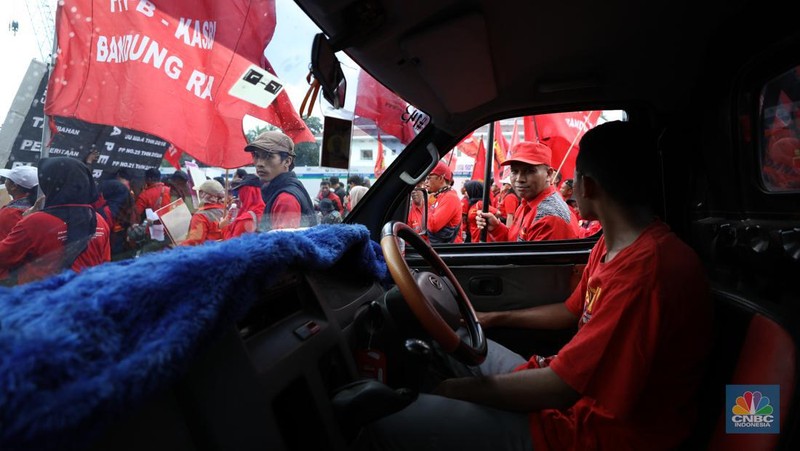 Gerakan Buruh Bersama Rakyat (Gebrak) menggelar aksi unjuk rasa demo tolak Tabungan Perumahan Rakyat (Tapera) di depan Bank Indonesia (BI) dan longmarch ke kawasan Patung Kuda, Jakarta Pusat, Kamis (27/6/2024). (CNBC Indonesia/Tri Susilo)