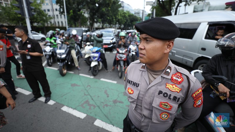 Gerakan Buruh Bersama Rakyat (Gebrak) menggelar aksi unjuk rasa demo tolak Tabungan Perumahan Rakyat (Tapera) di depan Bank Indonesia (BI) dan longmarch ke kawasan Patung Kuda, Jakarta Pusat, Kamis (27/6/2024). Gerakan Buruh Bersama Rakyat (Gebrak) menggelar aksi unjuk rasa demo tolak Tabungan Perumahan Rakyat (Tapera) di depan Bank Indonesia (BI) dan longmarch ke kawasan Patung Kuda, Jakarta Pusat, Kamis (27/6/2024). (CNBC Indonesia/Tri Susilo)