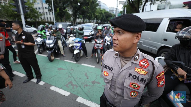 Gerakan Buruh Bersama Rakyat (Gebrak) menggelar aksi unjuk rasa demo tolak Tabungan Perumahan Rakyat (Tapera) di depan Bank Indonesia (BI) dan longmarch ke kawasan Patung Kuda, Jakarta Pusat, Kamis (27/6/2024). (CNBC Indonesia/Tri Susilo)