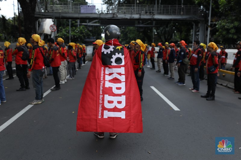 Gerakan Buruh Bersama Rakyat (Gebrak) menggelar aksi unjuk rasa demo tolak Tabungan Perumahan Rakyat (Tapera) di depan Bank Indonesia (BI) dan longmarch ke kawasan Patung Kuda, Jakarta Pusat, Kamis (27/6/2024). Gerakan Buruh Bersama Rakyat (Gebrak) menggelar aksi unjuk rasa demo tolak Tabungan Perumahan Rakyat (Tapera) di depan Bank Indonesia (BI) dan longmarch ke kawasan Patung Kuda, Jakarta Pusat, Kamis (27/6/2024). (CNBC Indonesia/Tri Susilo)