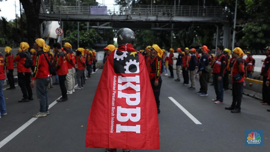 Gerakan Buruh Bersama Rakyat (Gebrak) menggelar aksi unjuk rasa demo tolak Tabungan Perumahan Rakyat (Tapera) di depan Bank Indonesia (BI) dan longmarch ke kawasan Patung Kuda, Jakarta Pusat, Kamis (27/6/2024). (CNBC Indonesia/Tri Susilo)