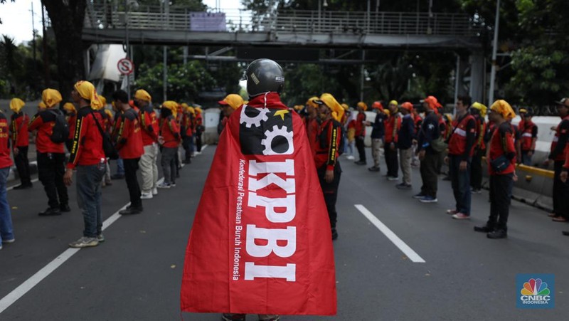 Gerakan Buruh Bersama Rakyat (Gebrak) menggelar aksi unjuk rasa demo tolak Tabungan Perumahan Rakyat (Tapera) di depan Bank Indonesia (BI) dan longmarch ke kawasan Patung Kuda, Jakarta Pusat, Kamis (27/6/2024). (CNBC Indonesia/Tri Susilo)