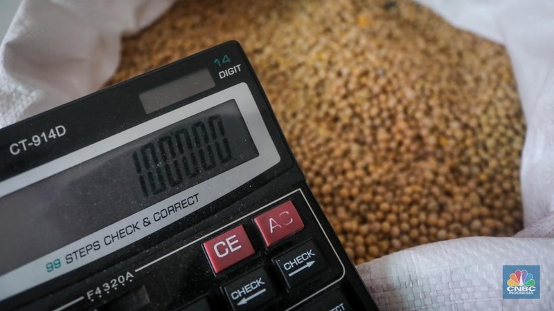 Harga dolar Amerika Serikat (AS) membuat harga kedelai impor, yang sebelumnya sekitar Rp 700 ribu per kuintal, kini naik hingga Rp 1,2 juta per kuintal. (CNBC Indonesia/Faisal Rahman)